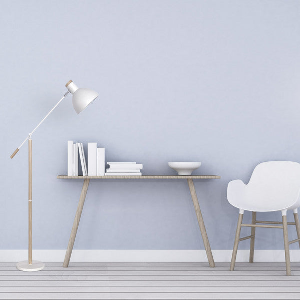 Pie de salón Biel en blanco y haya, modelo moderno de Abrila (código 161941001), con dimensiones 151x25x70 cm, estructura de metal y madera orientable para iluminación interior y decoración doméstica.