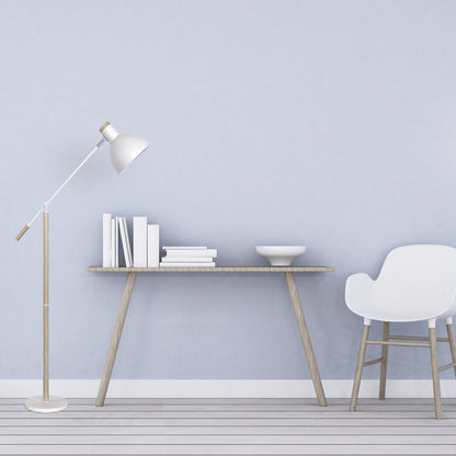 Pie de salón Biel en blanco y haya, modelo moderno de Abrila (código 161941001), con dimensiones 151x25x70 cm, estructura de metal y madera orientable para iluminación interior y decoración doméstica.