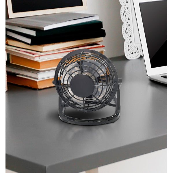 Miniventilador sobremesa Tango negro de Abrila, modelo 170671009 con 2.5W de potencia, diseño portátil en policarbonato, ideal para uso doméstico y recarga USB, ventilador compacto AI2 para oficina o hogar.