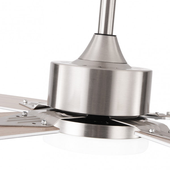 Ventilador de techo Hupe en níquel satinado de 18W con motor DC eficiente, luz LED integrada y aspas reversibles en madera de haya, ideal para ventilación en verano e invierno en interiores domésticos, modelo Abrila de Abria AI2.