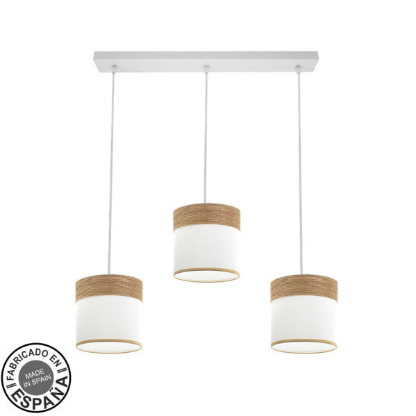 Regleta colgante Cloe de Abrila en blanco y madera clara, con 3 casquillos E27 para bombillas, diseño moderno de metal y textil para iluminación interior doméstica y decoración minimalista.