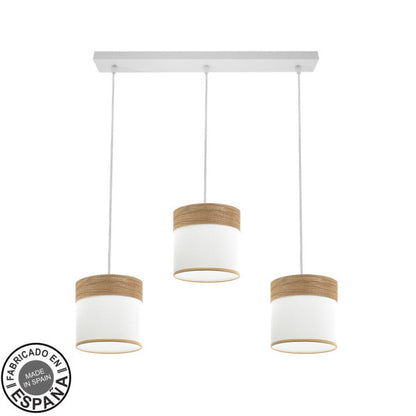 Regleta colgante Cloe de Abrila en blanco y madera clara, con 3 casquillos E27 para bombillas, diseño moderno de metal y textil para iluminación interior doméstica y decoración minimalista.