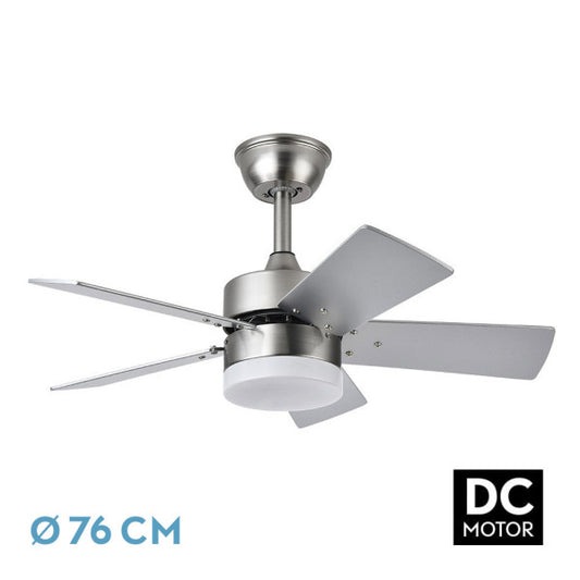 Ventilador de techo DC Marta 36W en níquel con aspas reversibles de haya y plata, modelo Abrila 175891533 con control remoto, bajo consumo energético, luces LED integradas y diseño doméstico para interiores.