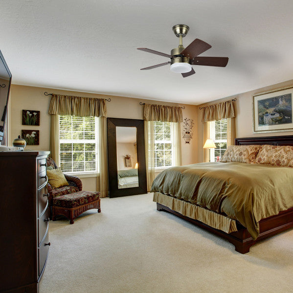 Ventilador de techo Marta 36W con acabado en cuero, aspas reversibles en cerezo y nogal, motor DC, LED integrado, control remoto y función verano-invierno de Abrila para interiores domésticos.