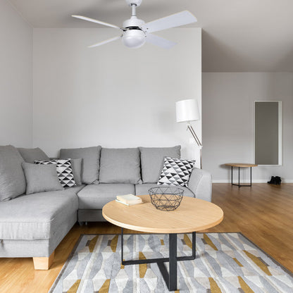 Ventilador de techo Sofia blanco con 4 aspas reversibles de Abrila, modelo 175992401, motor DC eficiente para ventilación en verano e invierno, incluye mando a distancia, ideal para interior doméstico con diseño en haya.