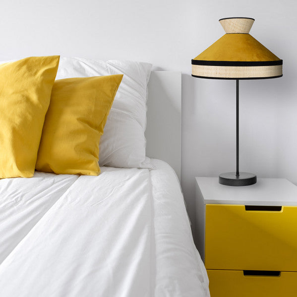 Lámpara de sobremesa Fabrizio de Abrila en acabado natural y yema, diseño moderno con luz difusa, estructura textil y metal reciclable para decoración interior doméstica, modelo 179971150.