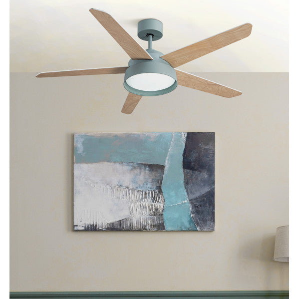 Ventilador de techo Lebeche verde con 5 aspas reversibles, modelo Abrila 180791506, motor DC eficiente y LED integrado para interior doméstico, diseño blanco-haya ideal para ventilación y iluminación.