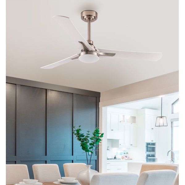 Ventilador de techo Coro 22W DC en níquel con aspas blanco/haya, LED integrado, motor silencioso reversible y temporizador, modelo Abrila 182491303 para interiores domésticos