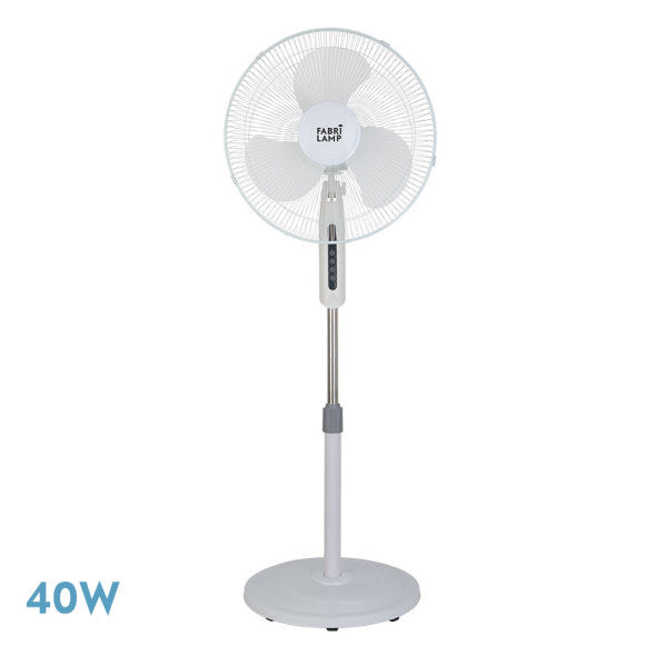Ventilador de pie Etesio modelo 183941001 de Abrila. Estilo minimalista en color blanco, multivelocidades con una potencia de 40W. Ideal para uso doméstico en interiores gracias a su fabricación en Metal y Policarbonato. Oscilante para mayor frescura y comodidad.