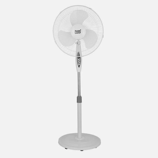 Ventilador de pie Abila BISE 184041001, modelo blanco de alta eficiencia de 45W con función oscilante. Controlado por mando a distancia para máximo confort. Construido con materiales duraderos como metal y policarbonato, ideal para uso doméstico interior. Incluye temporizador para un funcionamiento inteligente y eficiente.