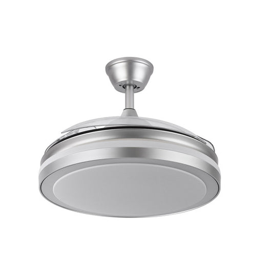 alt=Ventilador de techo Esparta Plus Abrila Plata, 107 cm con motor DC y aspas retráctiles, ideal para ventilación en verano e invierno, con iluminación LED regulable y адапtado para interiores domésticos.