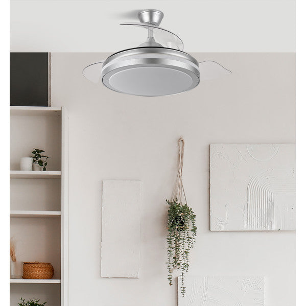 Ventilador de techo Esparta Plus Plata DC de 107cm - Abrila modelo 184791410 con motor DC y aspas retráctiles, ideal para uso interior doméstico. Este ventilador de techo cuenta con iluminación regulable y un LED integrado, proporcionando ventilación eficiente tanto en verano como en invierno.