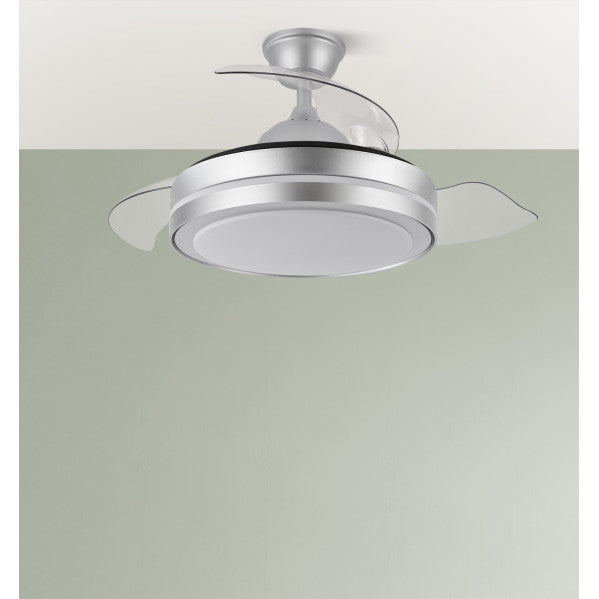 Ventilador de techo DC Esparta Peque en color plata de 44W por Abrila (modelo 184793010), con aspas retráctiles, LED integrado de iluminación ajustable, mando a distancia y temporizador para un flujo de aire eficiente y silencioso.