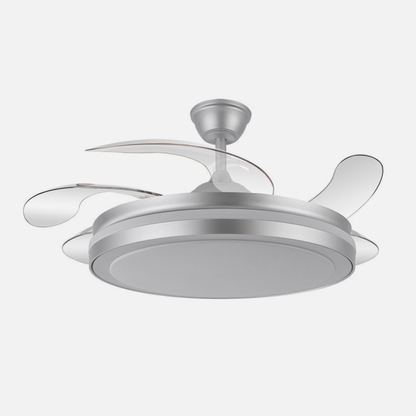 Ventilador de techo Esparta Maxi en plata de Abrila, 80W con motor DC eficiente, aspas retráctiles, LED integrado con iluminación regulable, ideal para ventilación en verano e invierno en interiores.
