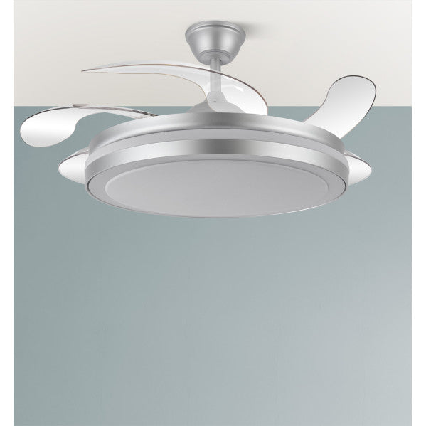Ventilador de techo Esparta Maxi en color plata de Abrila, modelo 80W con motor DC eficiente, aspas retráctiles de 132 cm, iluminación LED integrada regulable y función de ventilación para verano e invierno, ideal para interiores modernos.