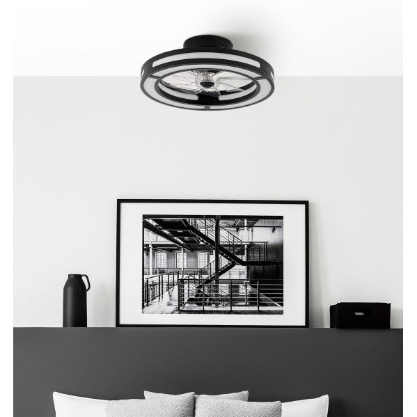 ```alt
Ventilador de techo Kastoria Negro con motor DC de 58W, ilumina y refresca tu hogar con sus 6 velocidades, LED integrado y mando a distancia - Abrila 185791809
```