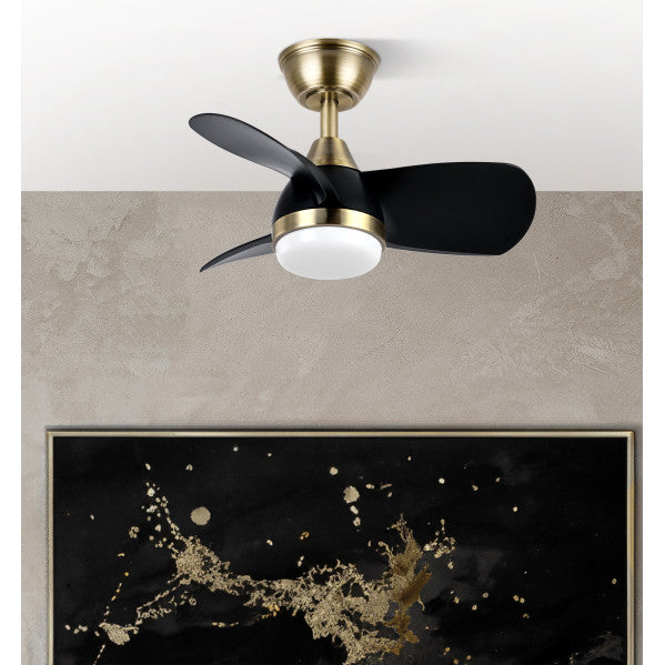 `Alt Text:` Ventilador de techo PIRDO DC 24W de Abrila en color cuero/negro con LED integrado, ideal para el dormitorio. Controlado por mando remoto, construido con materiales de alta calidad como metal, ABS y policarbonato. Adecuado para interiores.