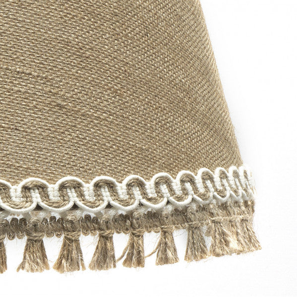 Lámpara sobremesa Ada de Abrila en cuero y arena, diseño moderno de 43x25x25 cm con estructura metálica y pantalla textil para iluminación ambiental interior y decoración doméstica.