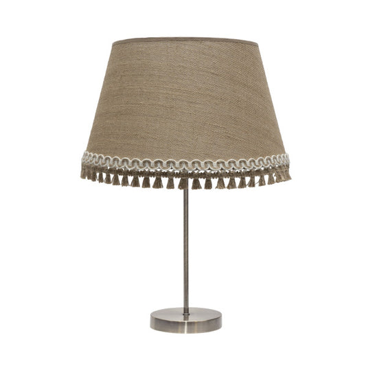 Lámpara sobremesa Alto Ada en cuero arena de Abrila, diseño moderno con luz difusa E27, ideal para decoración interior doméstica en textil y metal.