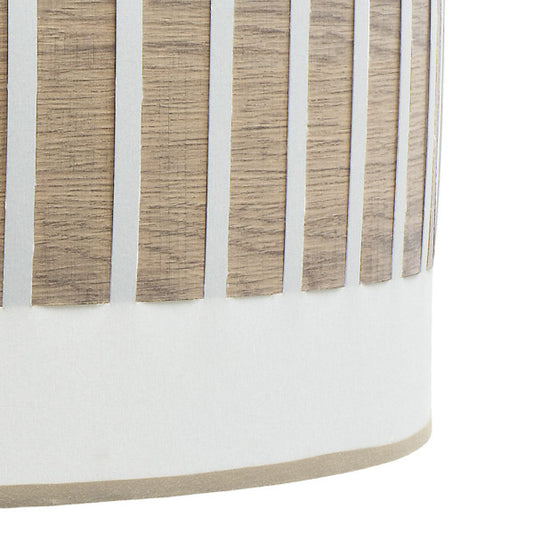 Lámpara sobremesa Ivanna en blanco y madera clara de Abrila, diseño moderno vintage con luz difusa para iluminación hogareña y decoración interior doméstica, modelo 188471085 con materiales de metal y textil.