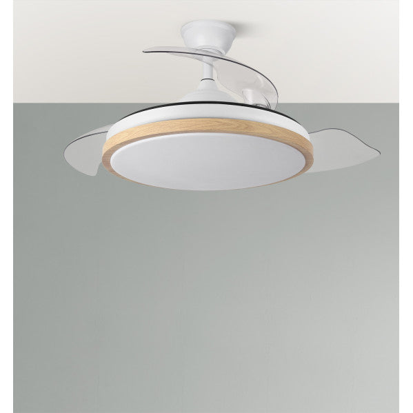 Aquí tienes un ejemplo de texto optimizado para SEO para la etiqueta alt img:

Ventilador de techo DC Evros en color blanco/arnay con iluminación LED integrada y aspas retráctiles. Ahorro de energía con motor DC y perfecto para interiores domésíticos, la luminosidad puede regularse Ajuste a la perfección por Abrila.

Este texto incluye palabras clave relevantes y proporciona información clara y concisa sobre las características del producto.