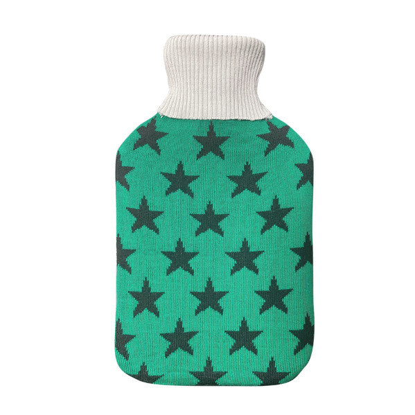 Bolsa de agua caliente Mimo 1.7L en verde con patrón de estrellas de Abrila, ideal para terapia de calor ecológica y calefacción textil flexible en el hogar.