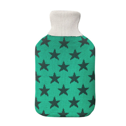 Bolsa de agua caliente Mimo 1.7L en verde con patrón de estrellas de Abrila, ideal para terapia de calor ecológica y calefacción textil flexible en el hogar.