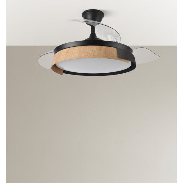 Ventilador de techo Provenza DC en acabado negro y haya por Abrila, modelo 207191388. Ventilador interior con aspas retráctiles y luces ajustables. Incluye mando a distancia, temporizador y tecnología Motor DC. Ideal para uso doméstico, con iluminación LED integrada.