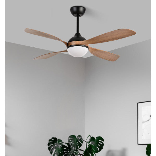 `alt=Ventilador de techo Livorno DC 30W Negro/Roble de Abrila, 132cm, con LED integrado, iluminación ajustable, mando a distancia y temporizador para uso doméstico interior`