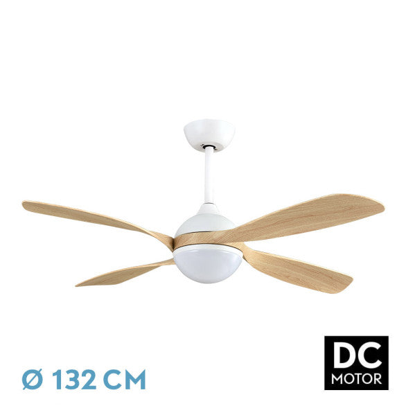 Tipo de ventilador de techo con aspas de madera en color blanco haya, diseño Livorno. ideal para uso interior doméstico. Incluye luz LED y motor DC con control remoto y temporizador. Producto de la marca Abrila, referencia 208191468.