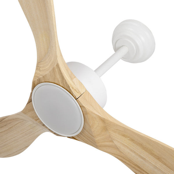 `alt=Ventilador techo DC Segre 24W Blanco/Haya de Abrila con control remoto y LED integrado para interiores domésticos. Modelo 209191368.`