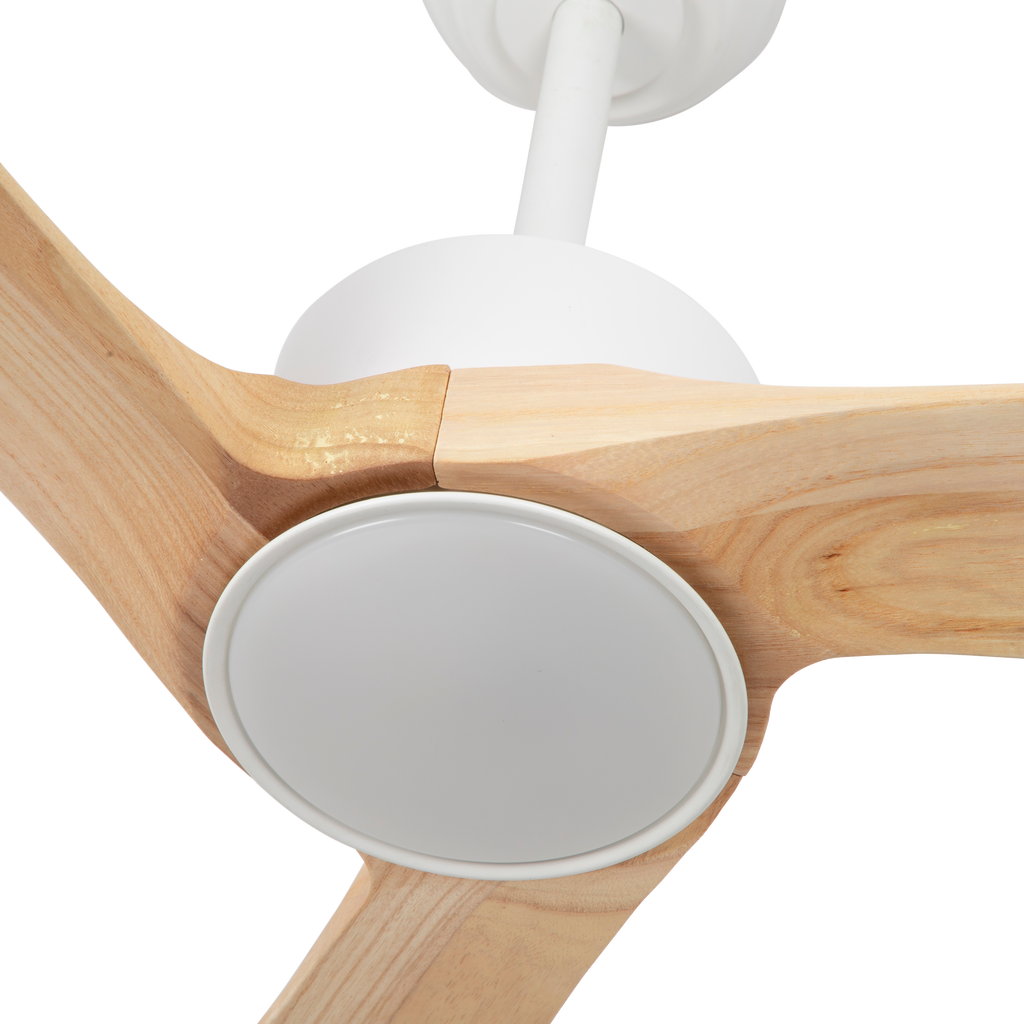 alt=Ventilador de techo Orinoco 24W en blanco/raya abrila modelo 209291368. Diseño interior con motor DC y regulable. Eficiencia energética con LED integrado y compatible con AI2.