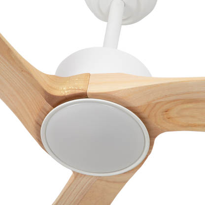 alt=Ventilador de techo Orinoco 24W en blanco/raya abrila modelo 209291368. Diseño interior con motor DC y regulable. Eficiencia energética con LED integrado y compatible con AI2.