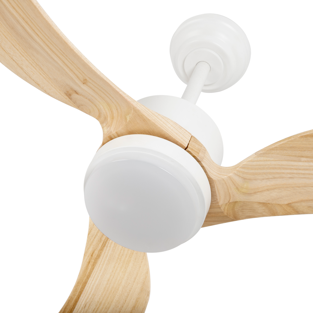 `alt=Ventilador techo Bembezar 24W Blanco Haya de Abrila con LED integrado, motor DC, regulable por control remoto para uso interior doméstico.`