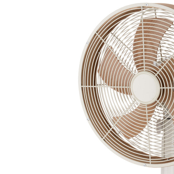 `alt=Ventilador Sobremesa Alcañiz en Blanco/Haya de Abrila, modelo 210571068, con 45W de potencia, diseño oscilante y rotatorio, perfecto para interiores domésticos.`