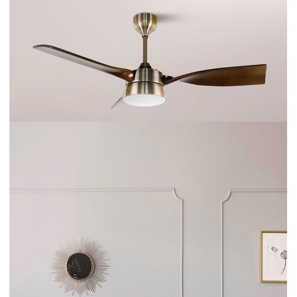 `alt=Ventilador de techo DC Estio en acabado Cuero/Roble, modelo Abrila | Modo verano-invierno, LED integrado, motor DC, ideal para interiores domésticos`