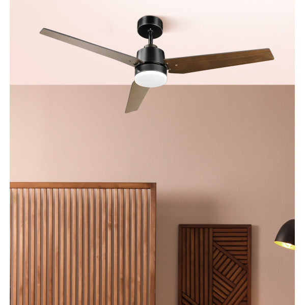 Alt Image Optimizado:
Ventilador de techo Captus 22W negro 132cm de Abrila, modelo 212391309, con LED integrado, mando a distancia, motor DC, temporizador y aspas reversibles en diseño roble y negro.