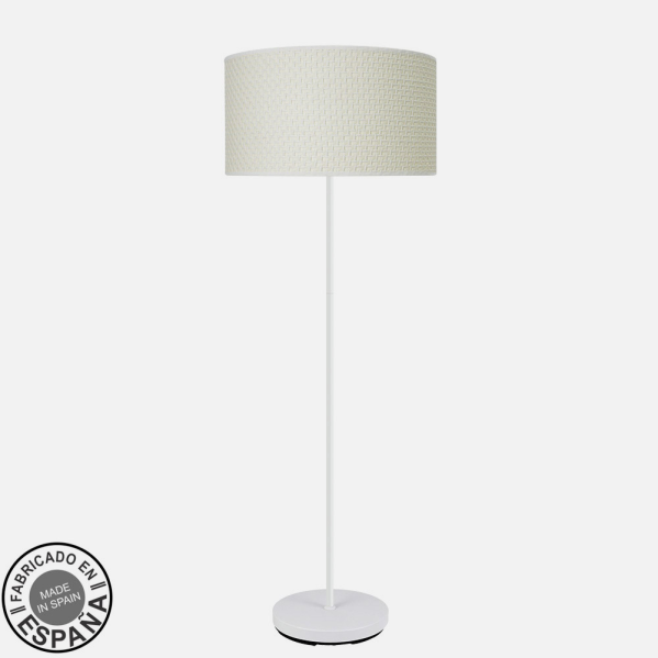 Lámpara de pie de salón estilo boho chic minimalista en blanco y cañizo, modelo Moda de Abrila, ideal para decoración interior doméstica en España