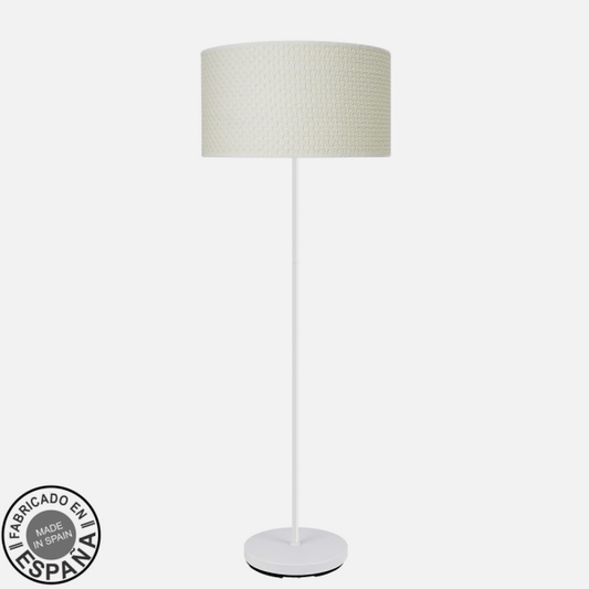 Lámpara de pie de salón estilo boho chic minimalista en blanco y cañizo, modelo Moda de Abrila, ideal para decoración interior doméstica en España
