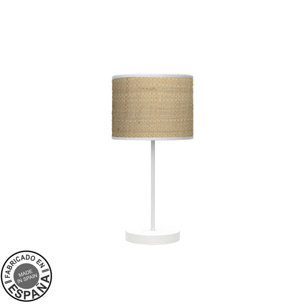 Lámpara de sobremesa Moda en blanco y cañizo claro de Abrila, diseño boho chic moderno con base metal y textil para iluminación difusa en decoración interior doméstica, fabricada en España