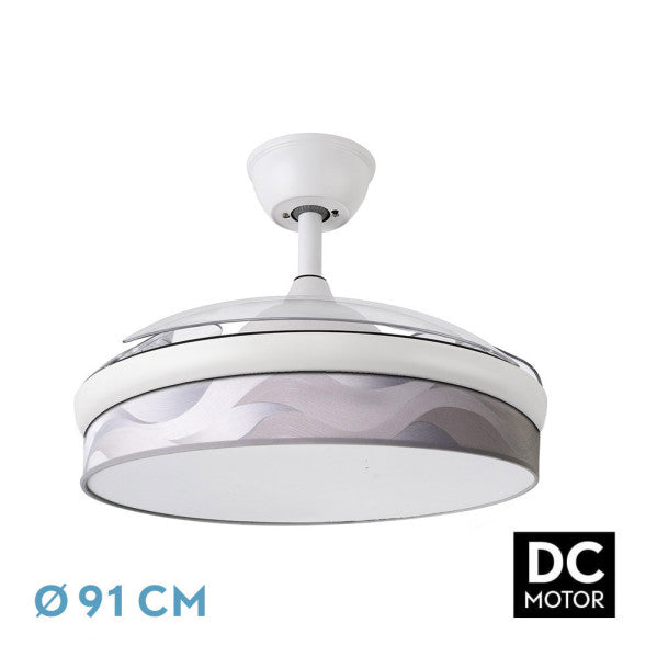 Ventilador de techo DC Moda 72W en color blanco con detalles en ola gris, modelo Abrila 212480301. Diseñado para interiores domésticos, este ventilador cuenta con un motor DC eficiente de 72W y un LED integrado que proporciona 7200 lúmenes de iluminación. Sus aspas retráctiles y el control remoto con temporizador lo hacen ideal para un uso cómodo y moderno.
