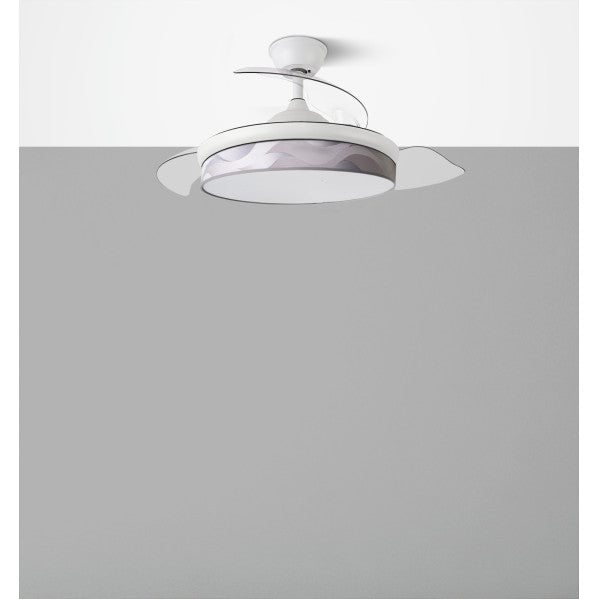 `alt=Ventilador de techo DC Moda 72W Blanco/Ola Gris de Abrila con 7200 lúmenes, motor DC, aspas retráctiles, LED integrado, control remoto y temporizador`