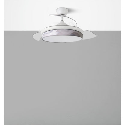 `alt=Ventilador de techo DC Moda 72W Blanco/Ola Gris de Abrila con 7200 lúmenes, motor DC, aspas retráctiles, LED integrado, control remoto y temporizador`