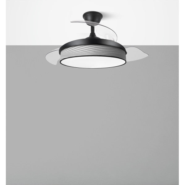 Ventilador de techo LED con aspas retráctiles de Abrila, modelo 72W en negro y surco gris, diseño moderno y eficiente con motor DC para uso doméstico interior.

**Para Alt Image:**
Ventilador techo LED con aspas retráctiles de Abrila, modelo 72W en negro y surco gris, diseño moderno.

---

Evita frases redundantes.  Récuerda que 160 caracteres es de lo más optimizado.