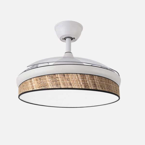 Alt Text: Ventilador de techo DC Moda 72W blanco y cañizo. Inspirado por Abrila, modelo 212490701, con aspas retráctiles, iluminación LED ajustable, mando a distancia y diseño doméstico interior.
