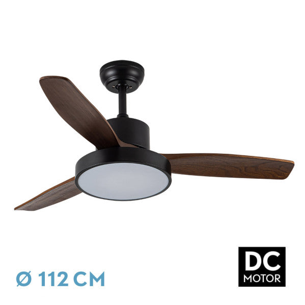 Ventilador techo DC Kavala en color negro y roble, con diámetro de 112 cm y marca Abrila, modelo 212791336. Diseñado para uso interior doméstico, cuenta con 6 velocidades ajustables y un motor DC eficiente. Este ventilador destaca por su creación con metal, madera y policarbonato, proporcionando robustez y estilo moderno. Integra un LED para iluminación adicional y pertenece a la categoría AI2 para un rendimiento superior. Ideal para enviar Ventiladores, compra en  Aibrila.