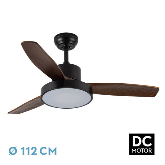 Ventilador techo DC Kavala en color negro y roble, con diámetro de 112 cm y marca Abrila, modelo 212791336. Diseñado para uso interior doméstico, cuenta con 6 velocidades ajustables y un motor DC eficiente. Este ventilador destaca por su creación con metal, madera y policarbonato, proporcionando robustez y estilo moderno. Integra un LED para iluminación adicional y pertenece a la categoría AI2 para un rendimiento superior. Ideal para enviar Ventiladores, compra en  Aibrila.