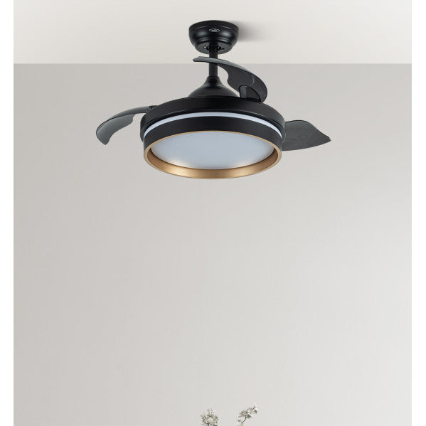 Ventilador de techo DC Nalon Negro Oro 48W, modelo 213099016 de Abrila. Controlado por temporizador remoto y con aspas retráctiles, ideal para uso interior doméstico. Incluye 6 velocidades y LED integrado, combinando tecnología motor DC con diseño elegante negro or