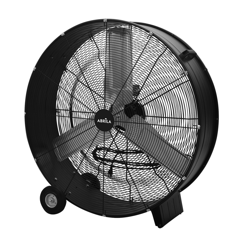 Ventilador industrial de alta potencia Maximum 630W en color negro, con un tamaño de 97.6 cm. Fabricado por Abrila, modelo 213371019. Este ventilador está diseñado para uso doméstico e industrial en interiores, con estructura de metal y aluminio. Incluye ruedas para fácil movilidad.