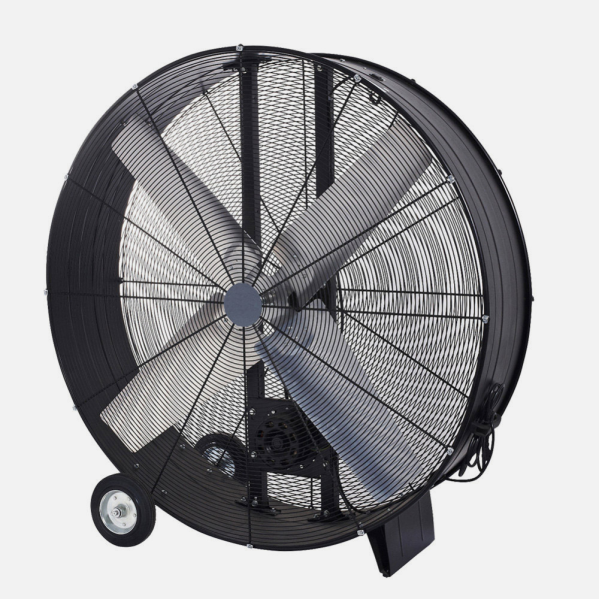 Ventilador industrial modelo Maximum de 1000W, en color negro con una longitud de 112 cm. Fabricado por Abrila, está diseñado con materiales robustos como el aluminio y metal, ideal para uso industrial en interiores, garantizando máxima movilidad y alta potencia.